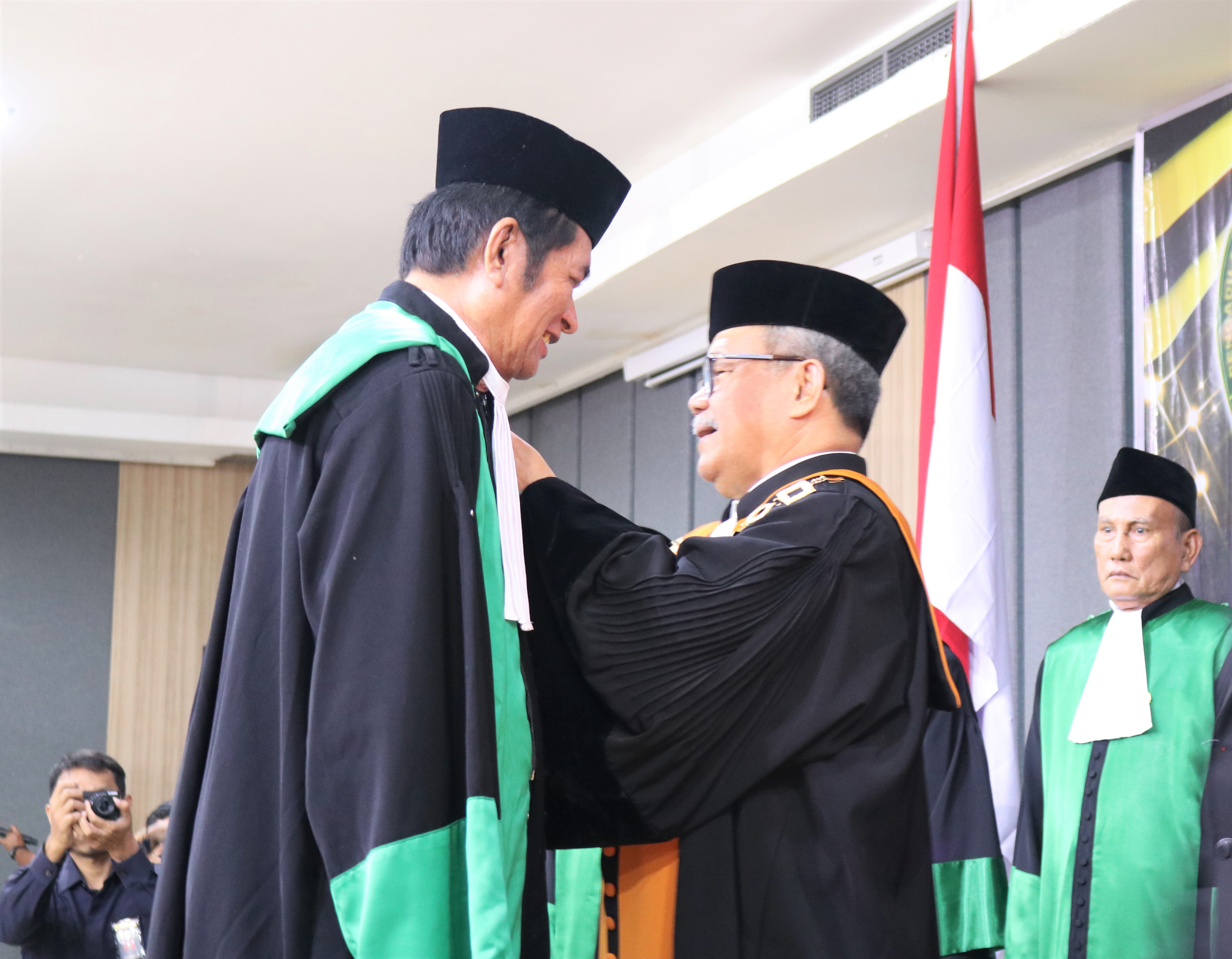 KETUA KAMAR AGAMA MAHKAMAH AGUNG PIMPIN WISUDA PURNABAKTI KETUA