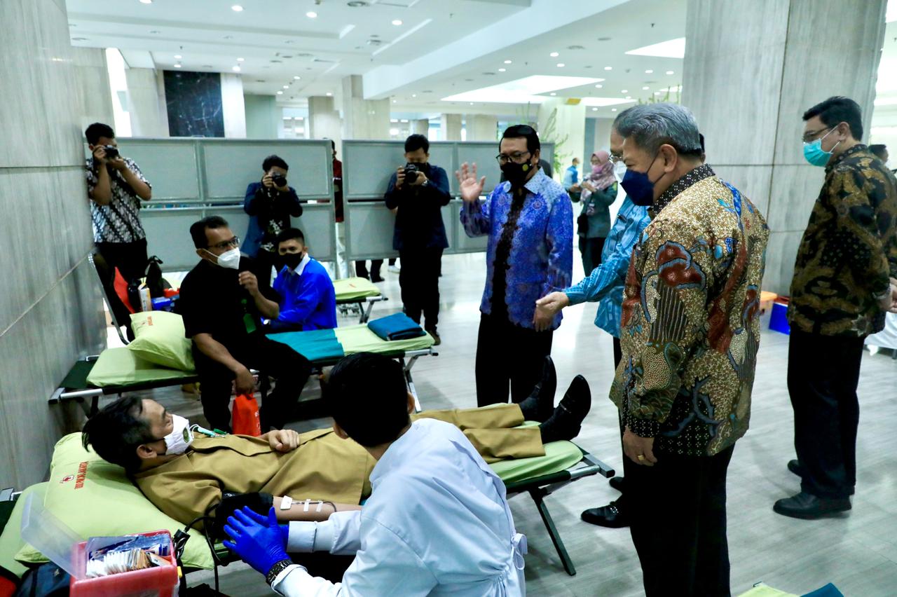 MEMBUKA ACARA DONOR DARAH, KETUA MA SAMPAIKAN BAHWA SETETES DARAH YANG DIDONORKAN SANGAT BERARTI BAGI KESELAMATAN JIWA