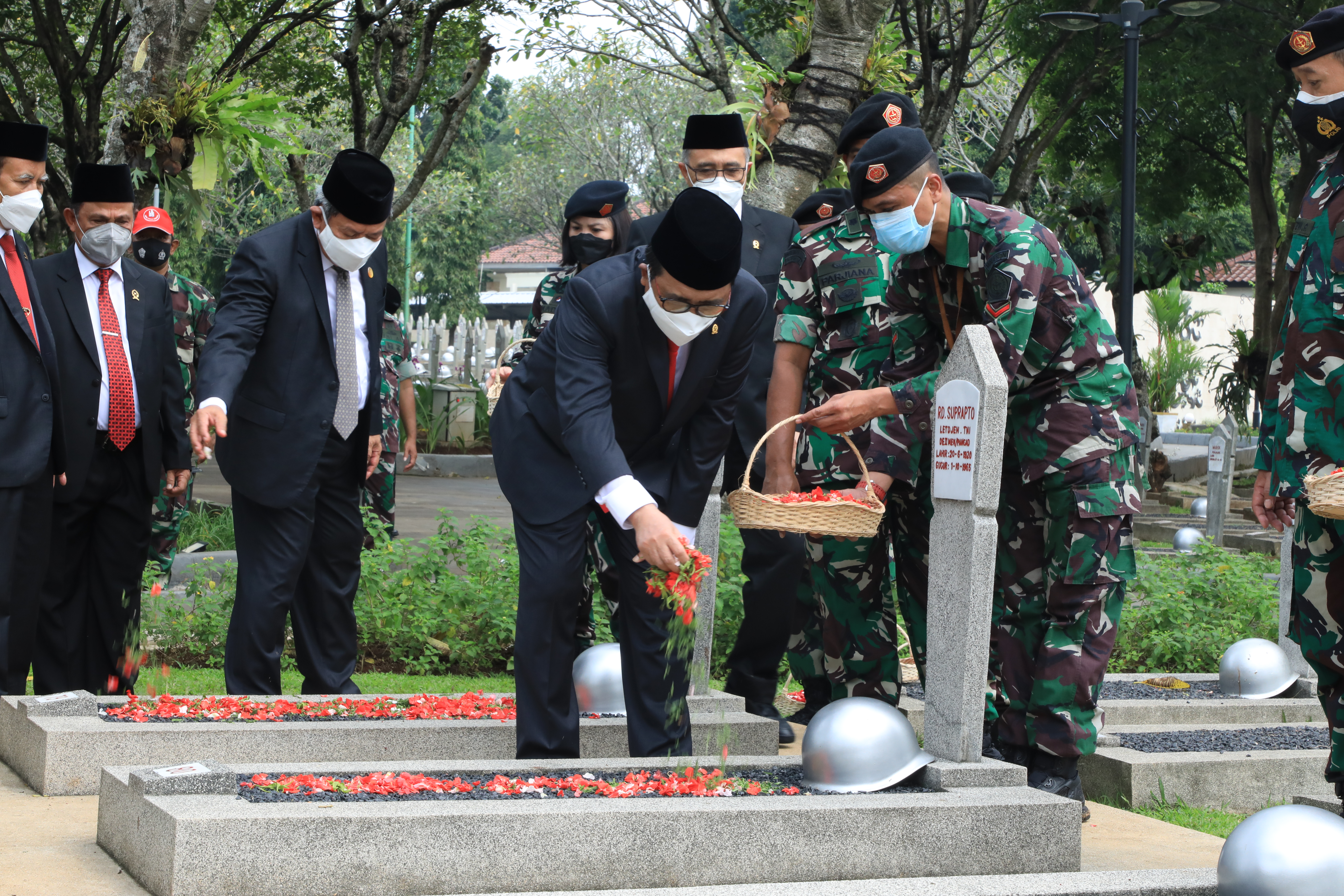 KETUA MA LAKUKAN ZIARAH DAN TABUR BUNGA KE MAKAM PAHLAWAN KALIBATA