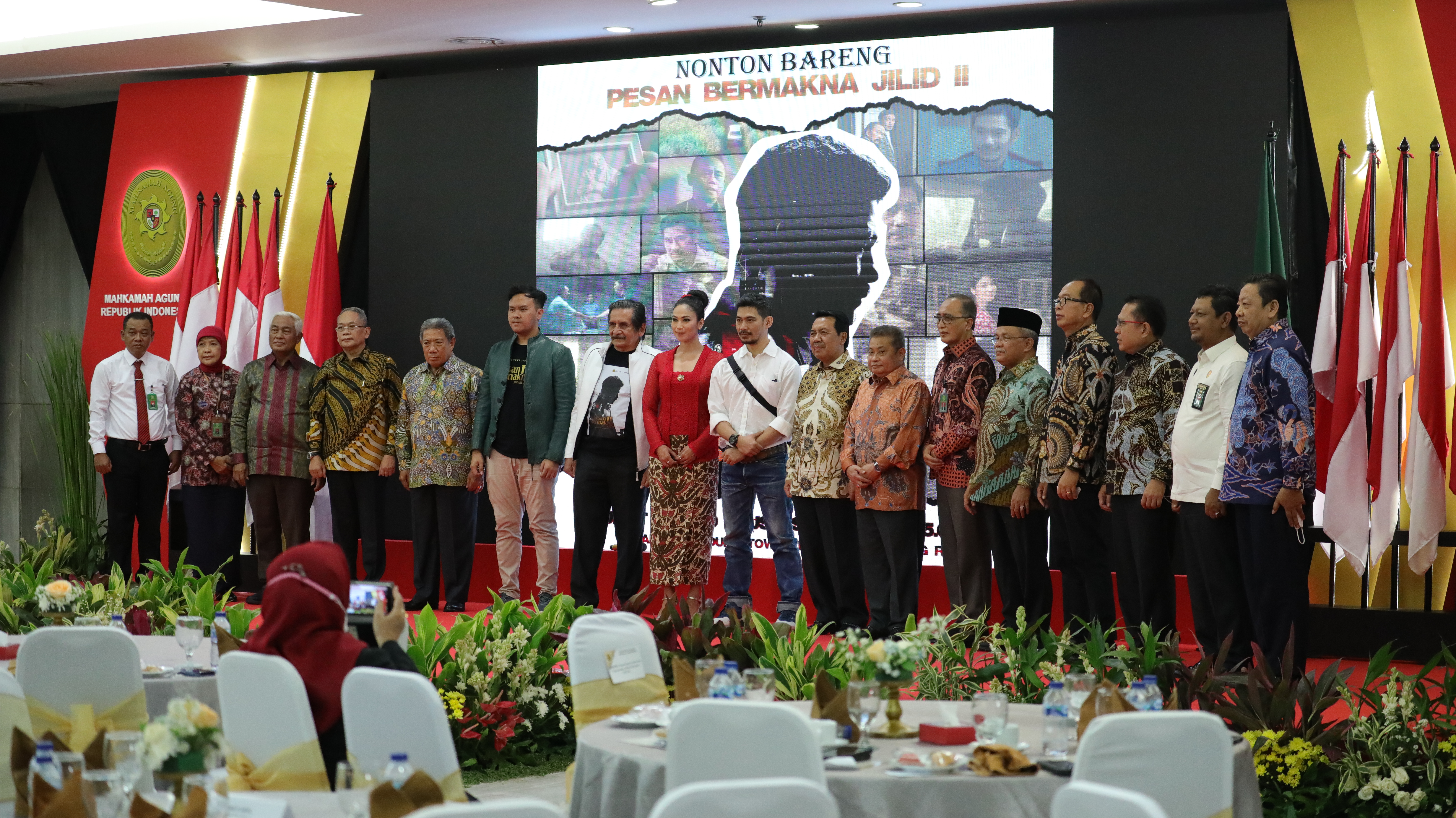MAHKAMAH AGUNG HADIAHKAN FILM PESAN BERMAKNA JILID 2 KEPADA INSAN PERADILAN DI SELURUH INDONESIA