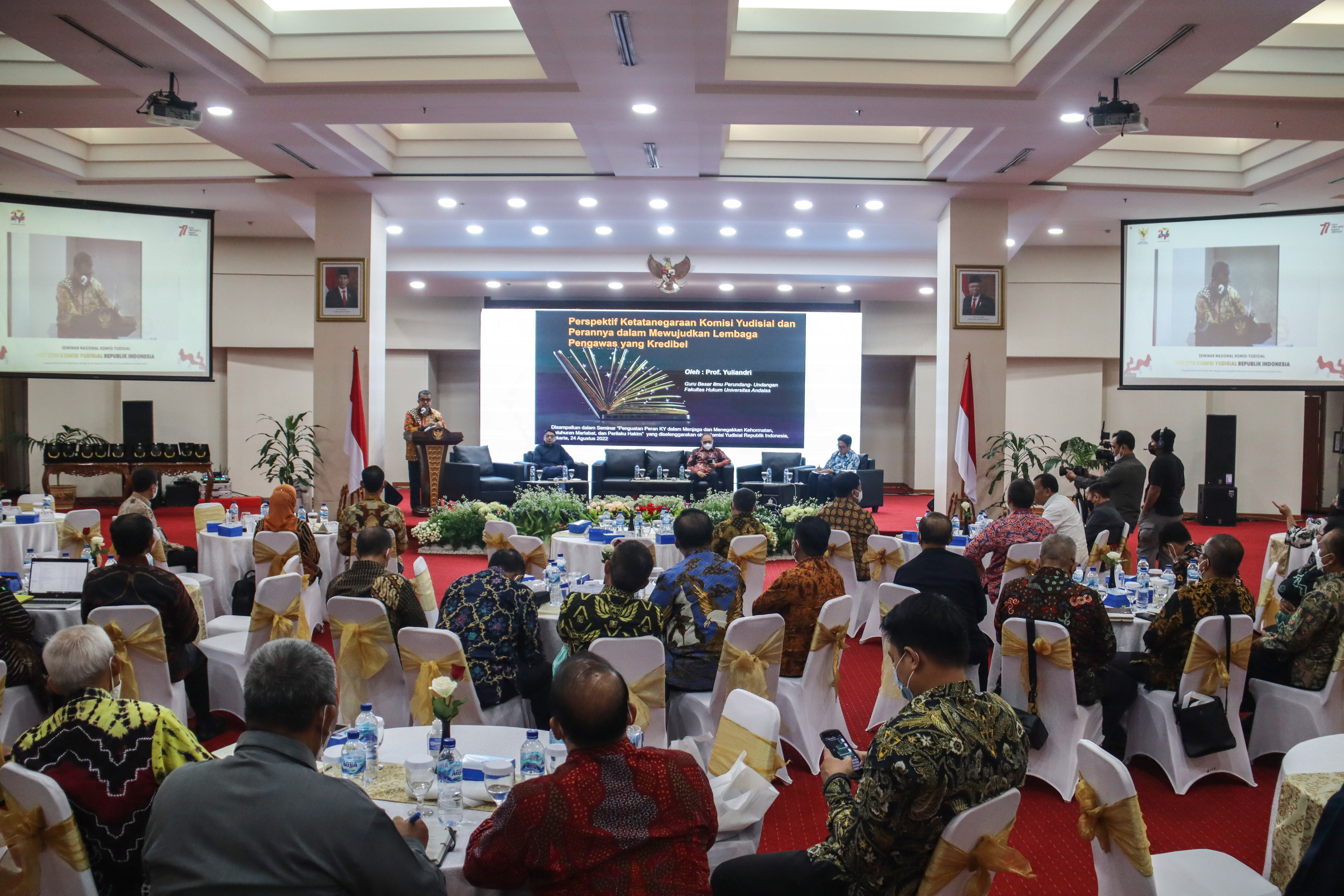 WAKIL KETUA MA BIDANG NON YUDISIAL MENJADI PEMBICARA DALAM SEMINAR NASIONAL DALAM RANGKA HUT KOMISI YUDISIAL KE 17 TAHUN