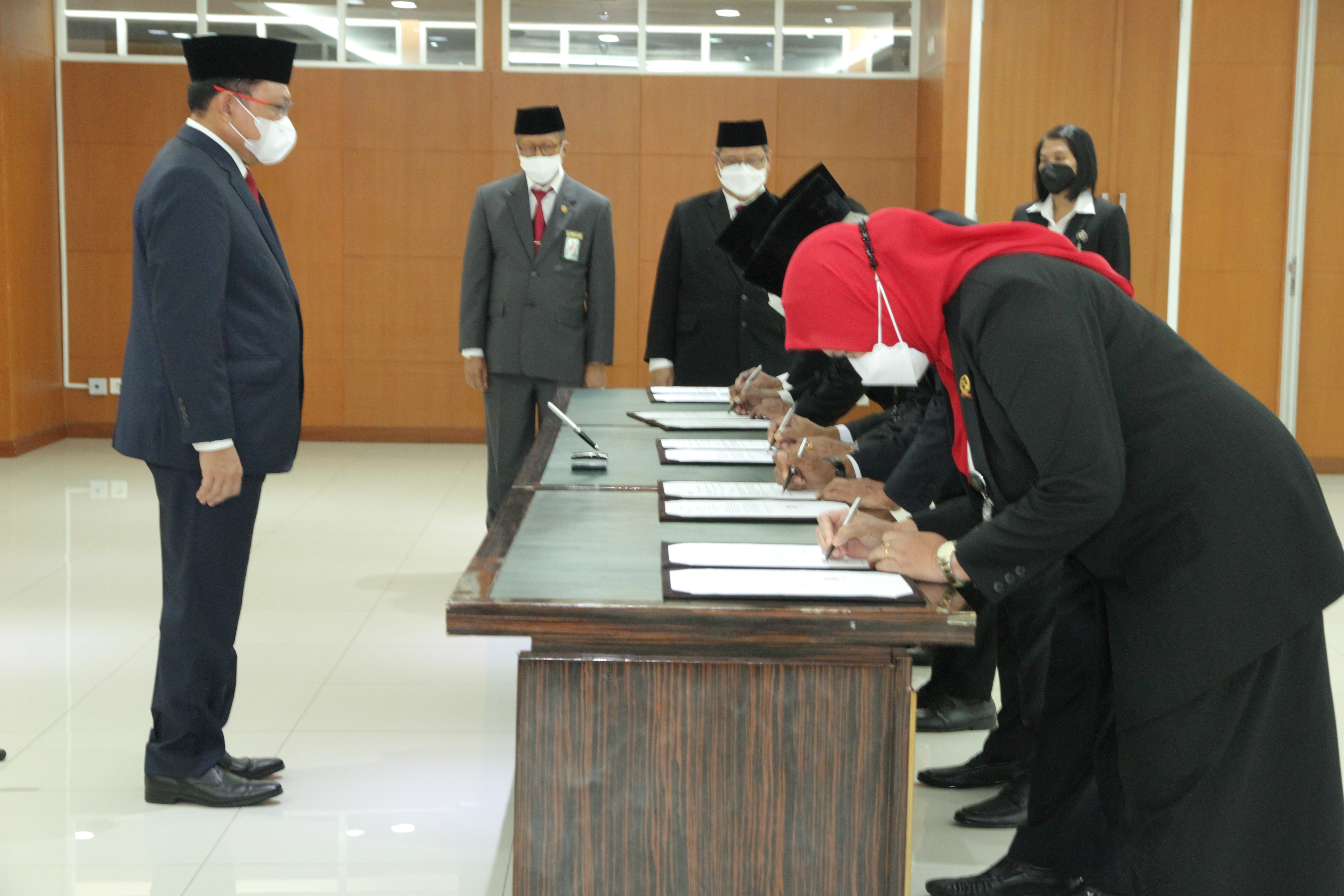 SEKRETARIS MAHKAMAH AGUNG LANTIK 5 HAKIM TINGGI PENGAWAS