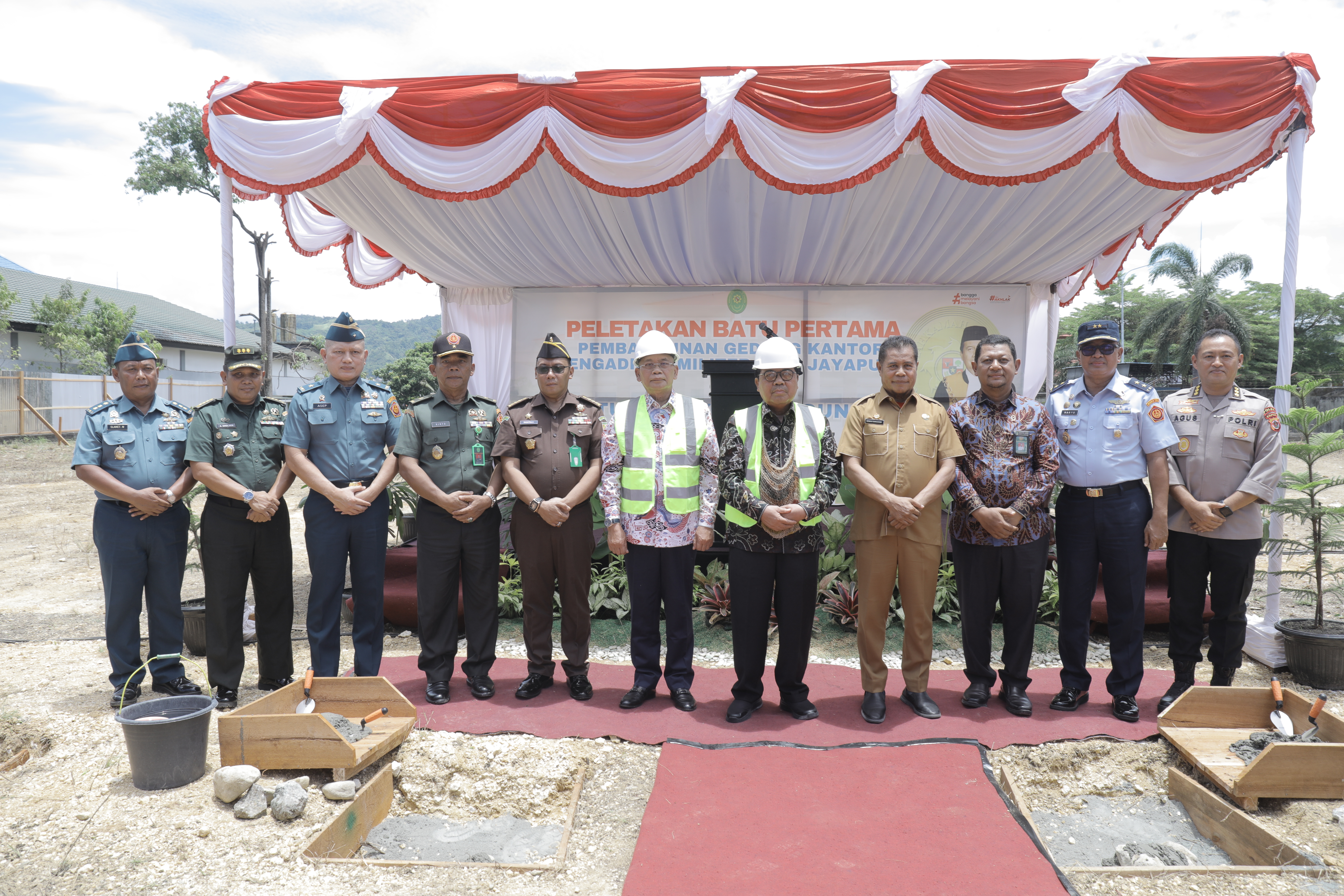 PELETAKAN BATU PERTAMA GEDUNG PENGADILAN MILITER III – 19 JAYAPURA, KETUA MA BERPESAN AWASI PEMBANGUNANNYA DAN JANGAN ADA YANG BERMAIN-MAIN DISINI