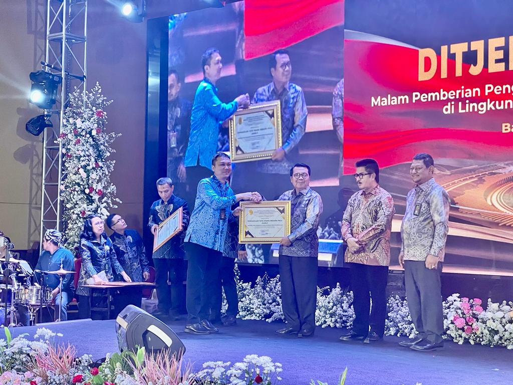 PERADILAN TUN SELURUH INDONESIA SALING BERLOMBA BERIKAN PELAYANAN TERBAIK KEPADA MASYARAKAT