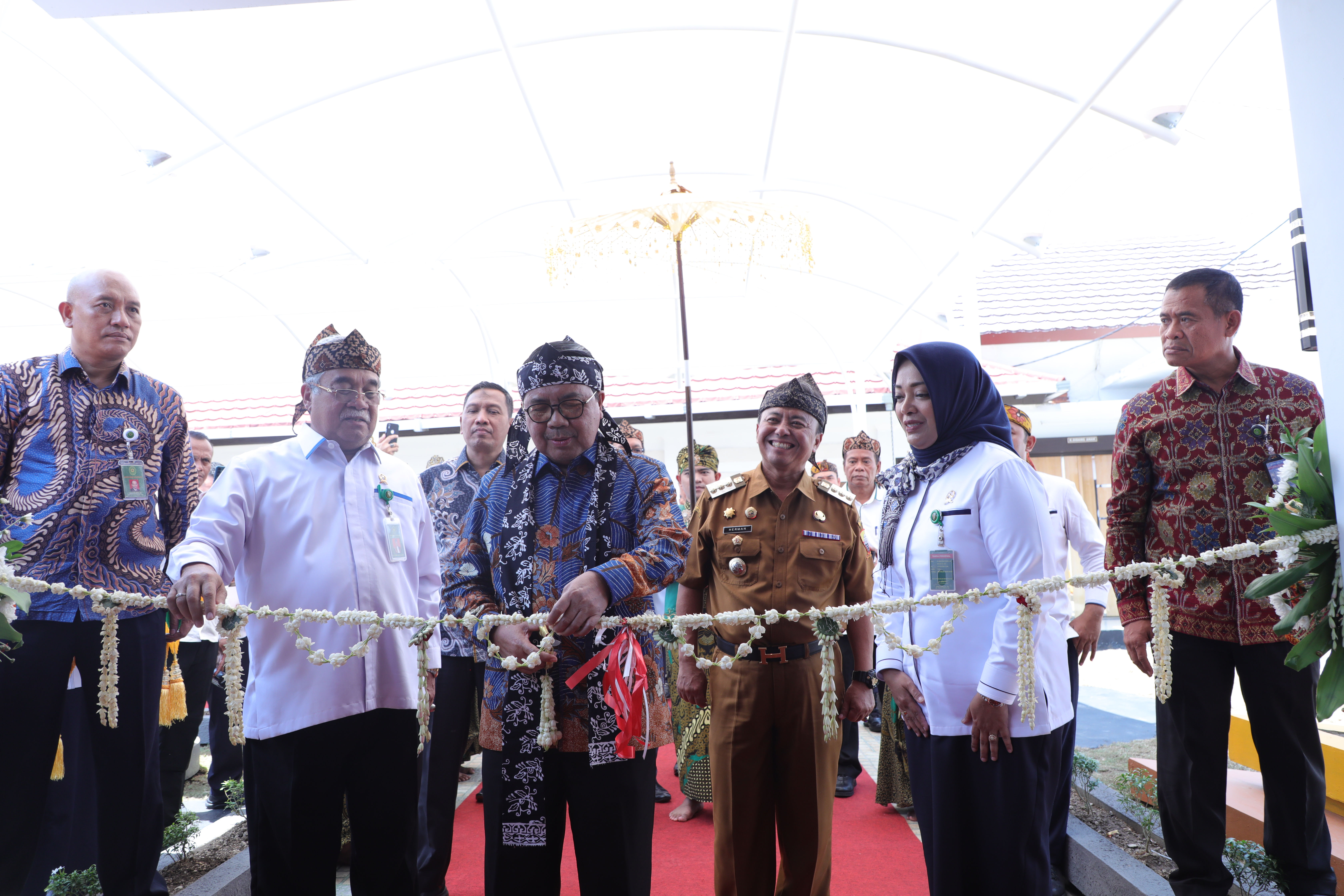 KETUA MAHKAMAH AGUNG RESMIKAN GEDUNG ARSIP PN SUMEDANG