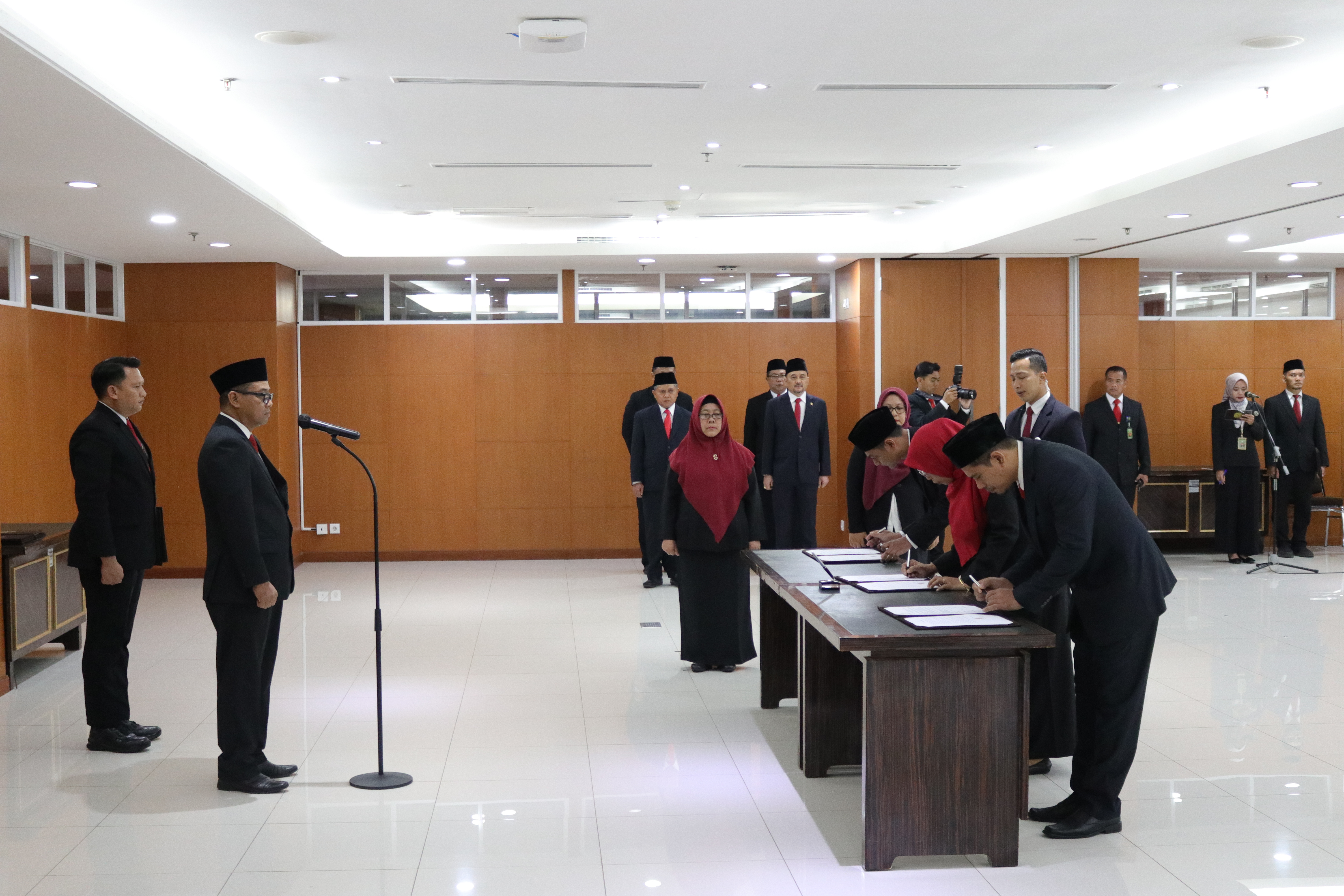 Plt. SEKRETARIS MAHKAMAH AGUNG LANTIK PEJABAT STRUKTURAL DAN PEJABAT FUNGSIONAL