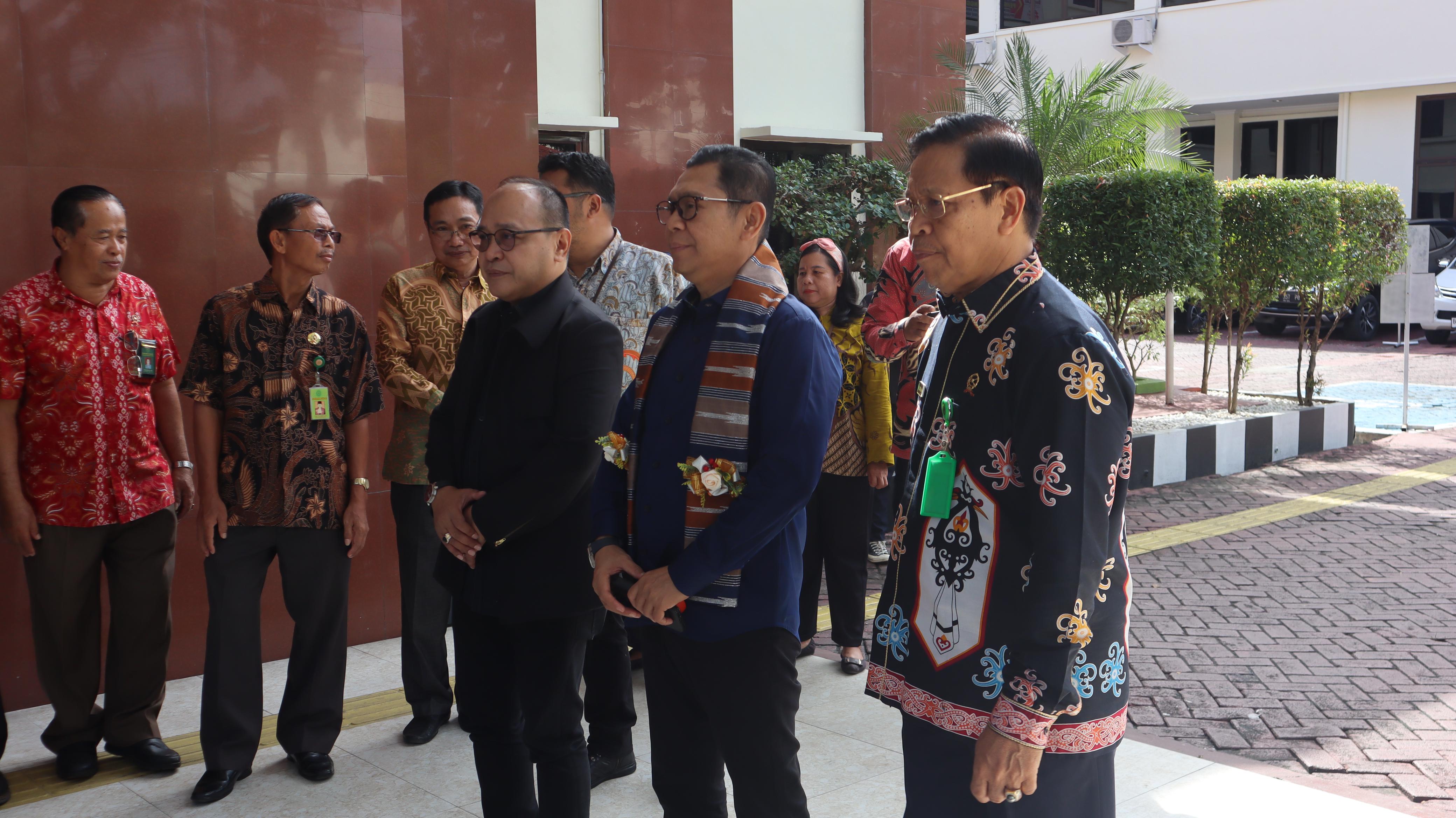 WAKIL KETUA KOMISI III DPR RI LAKUKAN KUNJUNGAN KERJA KE PENGADILAN TINGGI MAKASSAR