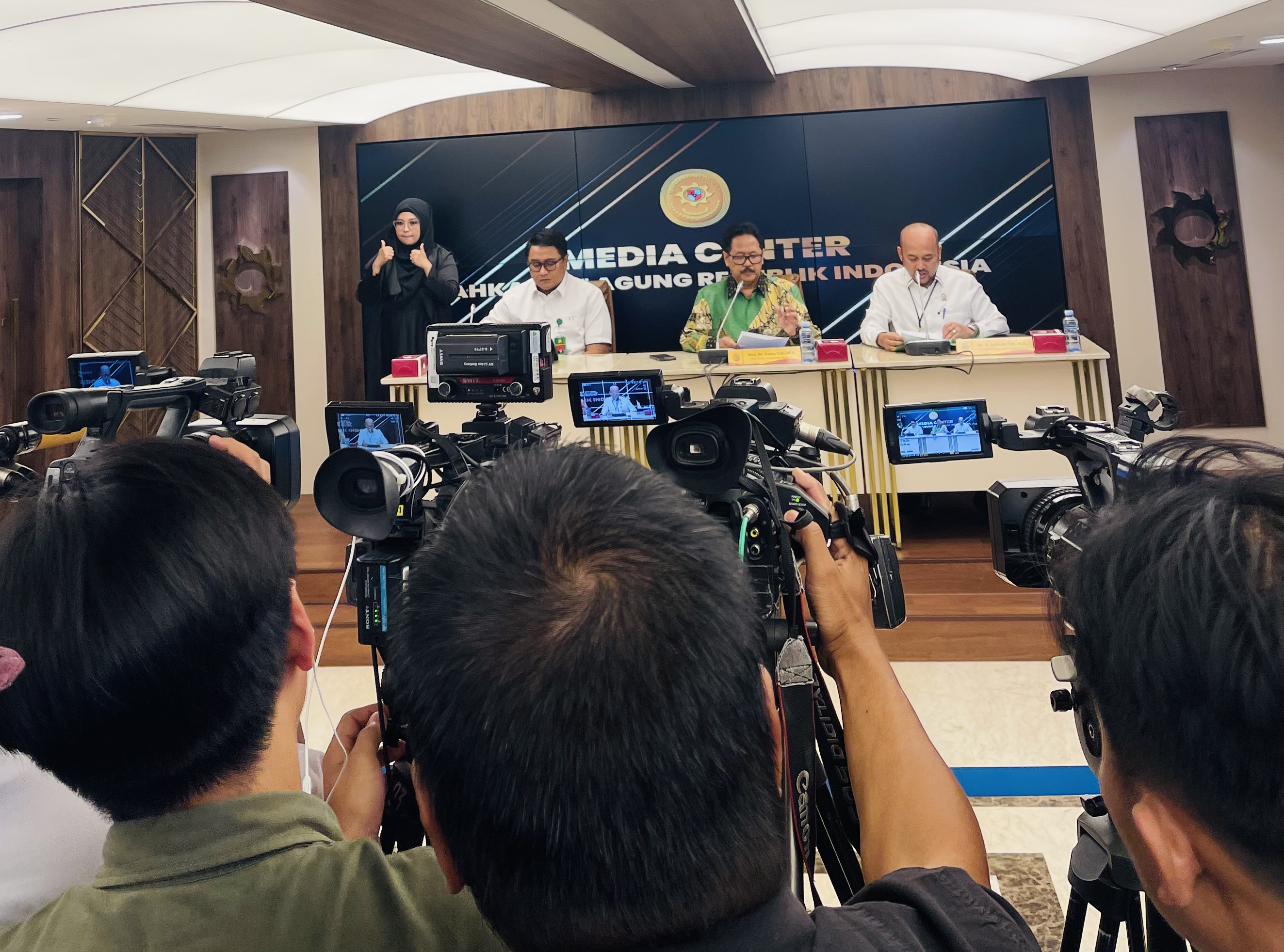 SIKAP MAHKAMAH AGUNG TERHADAP DUGAAN SUAP ATAU GRATIFIKASI TINDAK PIDANA KORUPSI PADA PENGADILAN NEGERI JAKARTA PUSAT