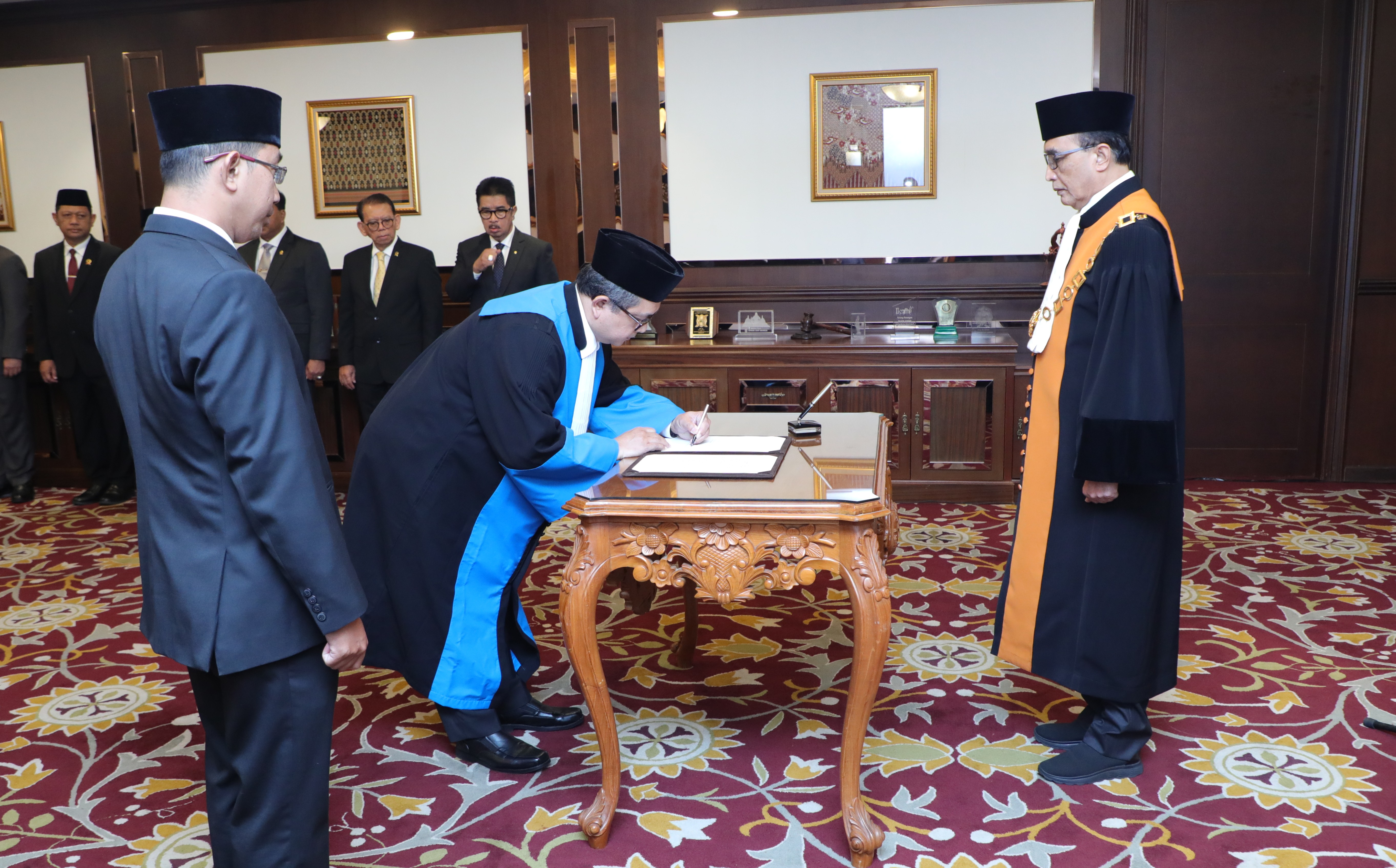 WAKIL KETUA I PENGADILAN PAJAK BIDANG NON YUDISIAL UCAP SUMPAH JABATAN DI HADAPAN KETUA MA