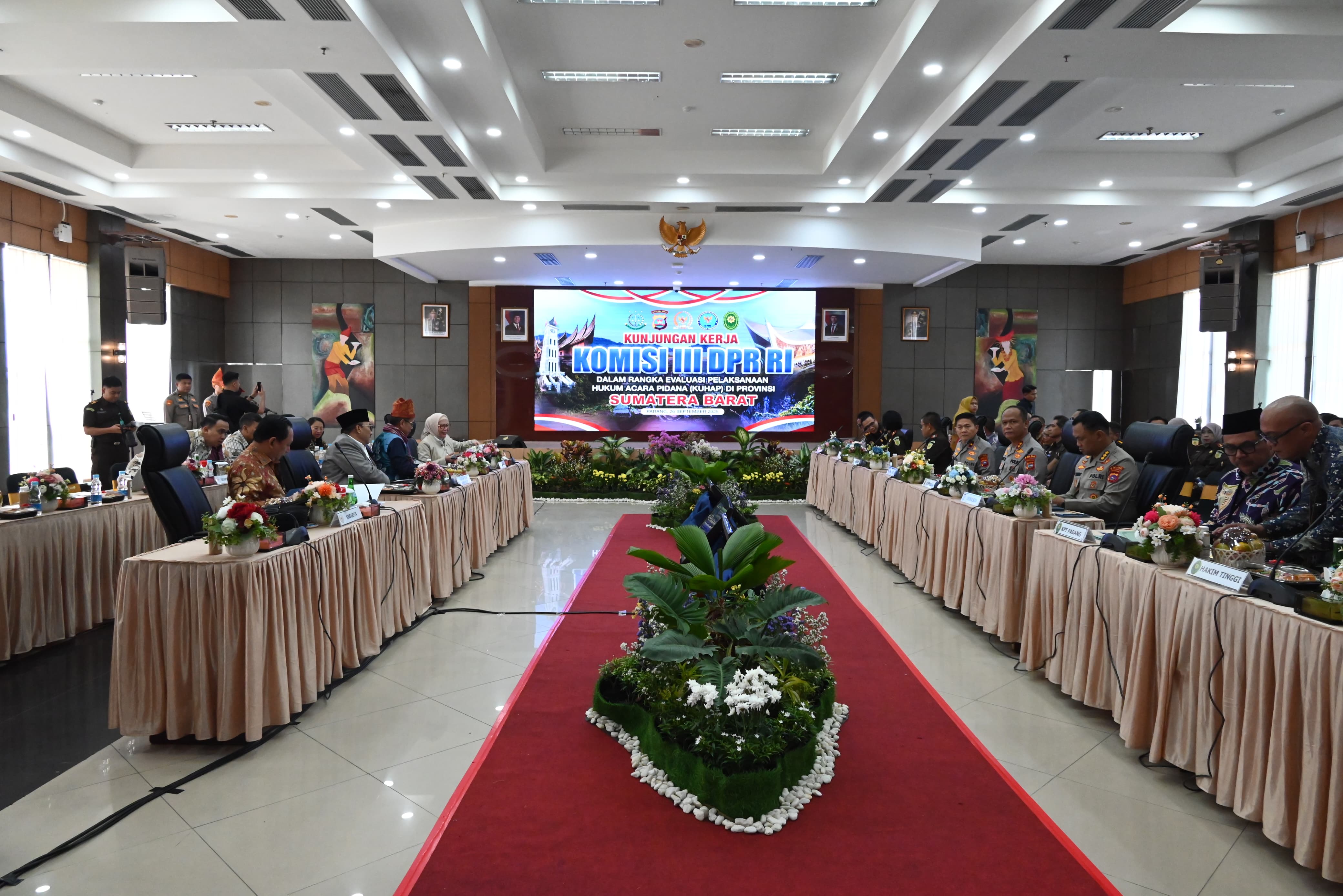 KUNKER SPESIFIK, KOMISI III DPR BERSAMA KETUA PENGADILAN TINGGI PADANG  MEMBAHAS EVALUASI RUU KUHAP