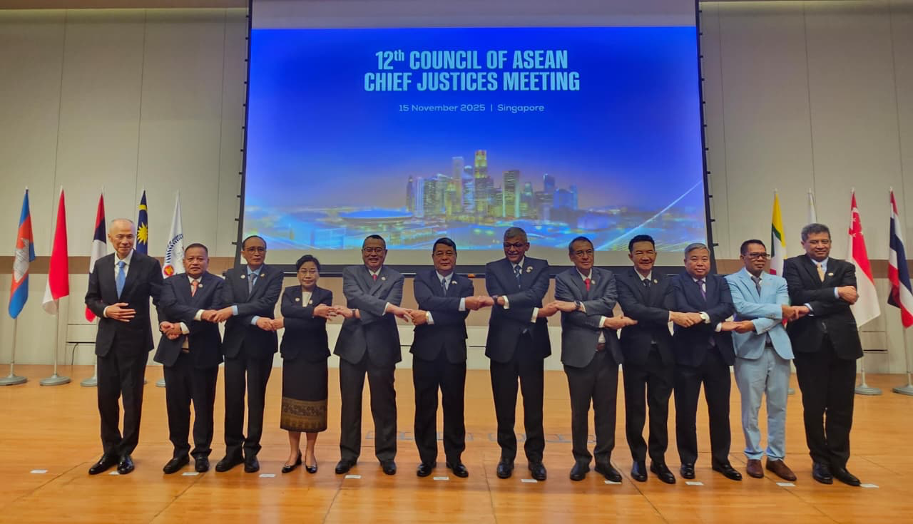 DELEGASI MAHKAMAH AGUNG HADIRI PERTEMUAN COUNCIL OF ASEAN CHIEF JUSTICE KE 12 DI SINGAPURA