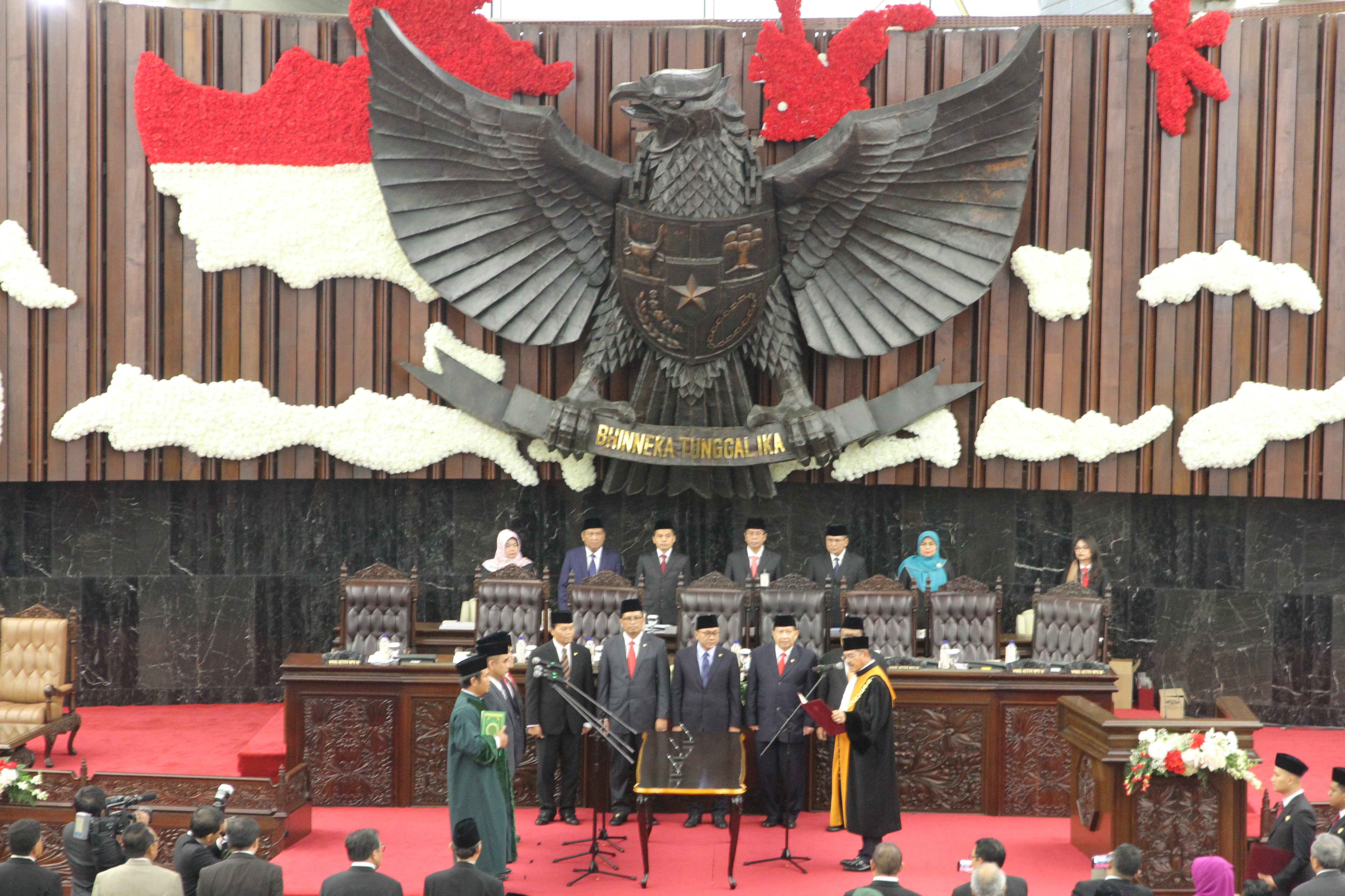 CHIEF JUSTICE INNAUGURATES 3 DEPUTY CHAIRMEN OF THE PEOPLE'S CONSULTATIVE ASSEMBLY