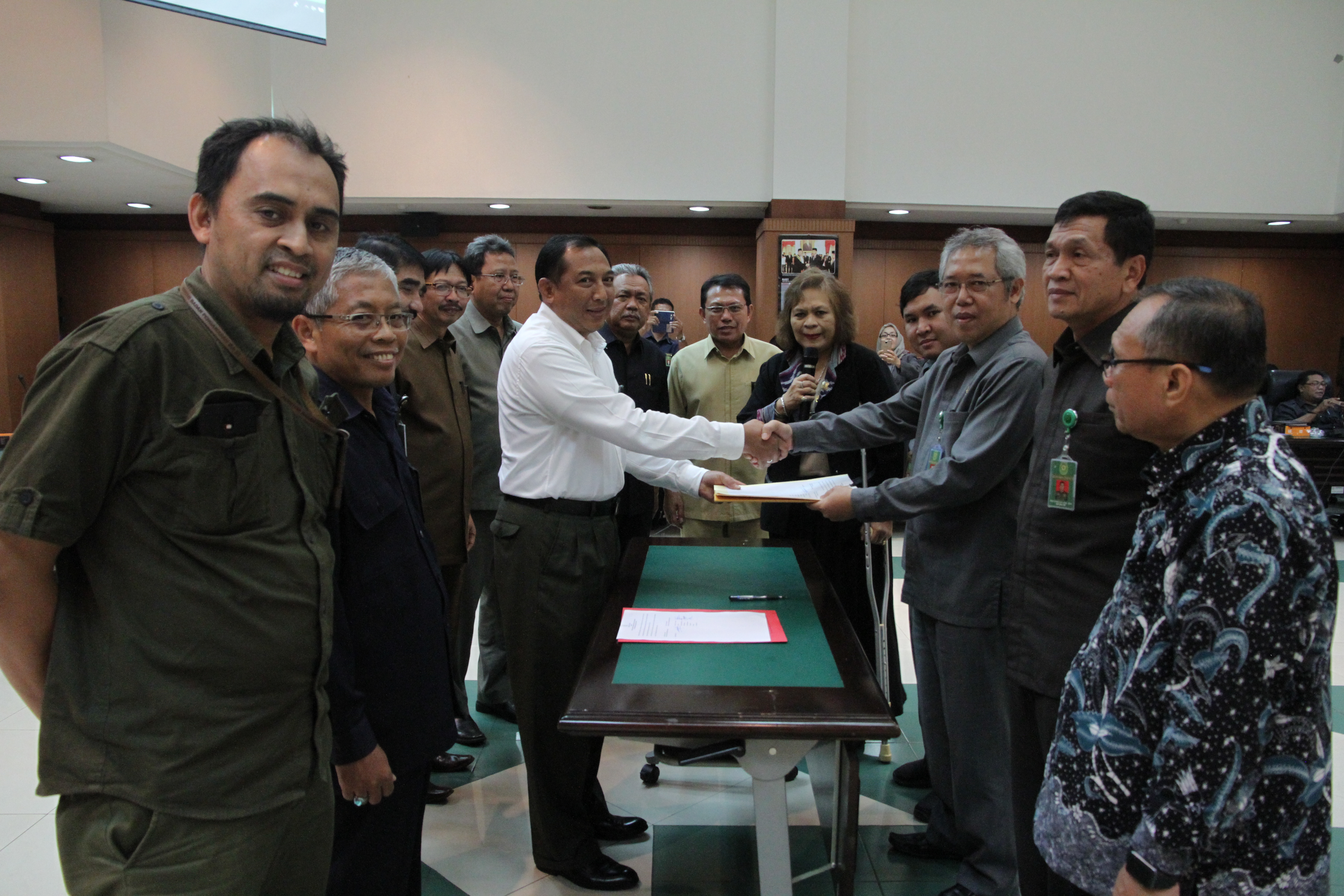 SUBMIT I : PENYERAHAAN LEMBAR KERJA EVALUASI RB DI MAHKAMAH AGUNG OLEH KETUA TIM SEKRETARIAT MAHKAMAH AGUNG KEPADA KABAWAS SELAKU KOORDINATOR ASSESSOR
