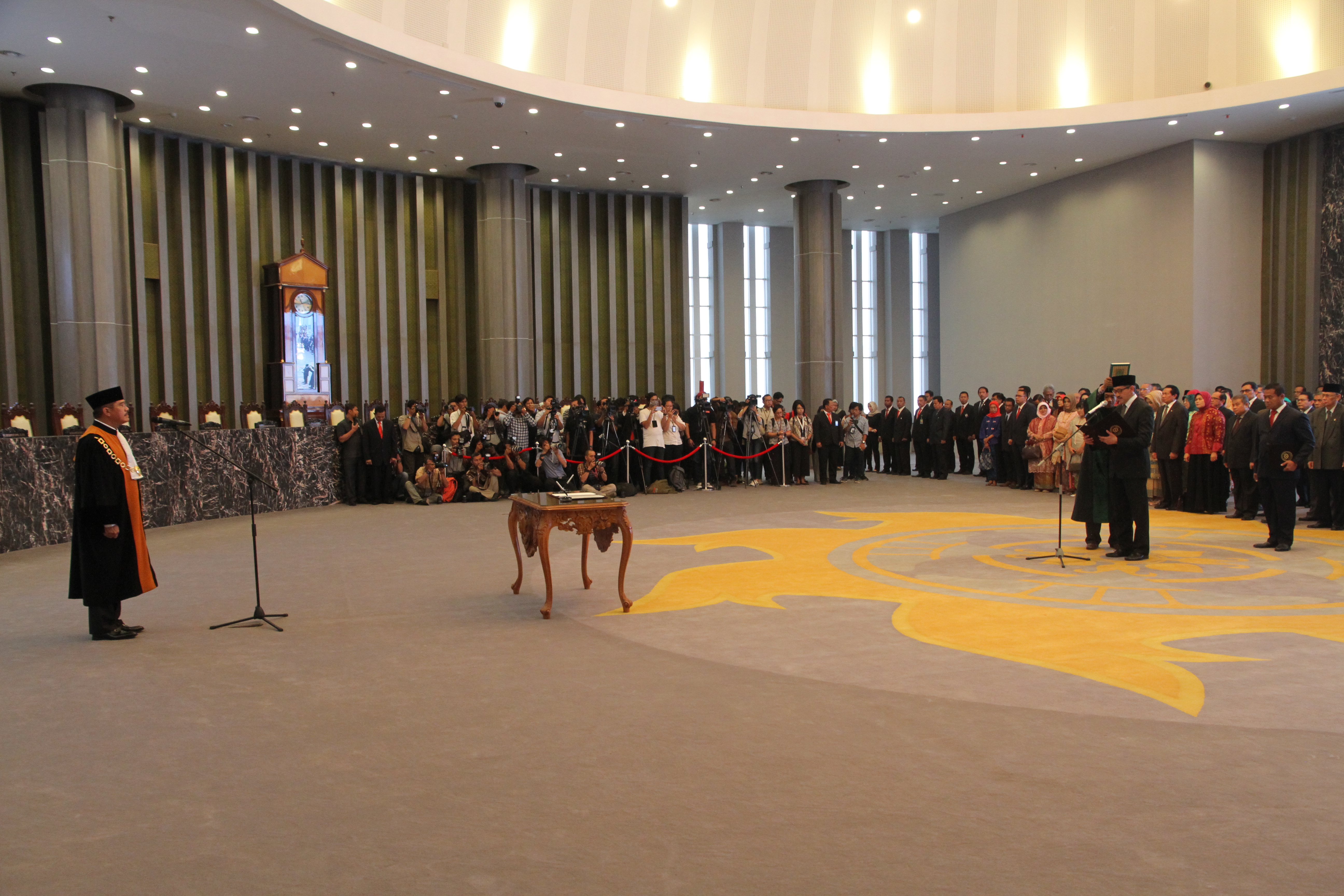 BANK INDONESIA DEPUTY GOVERNOR TAKES OATH IN FRONT OF CHIEF JUSTICE OF SUPREME COURT