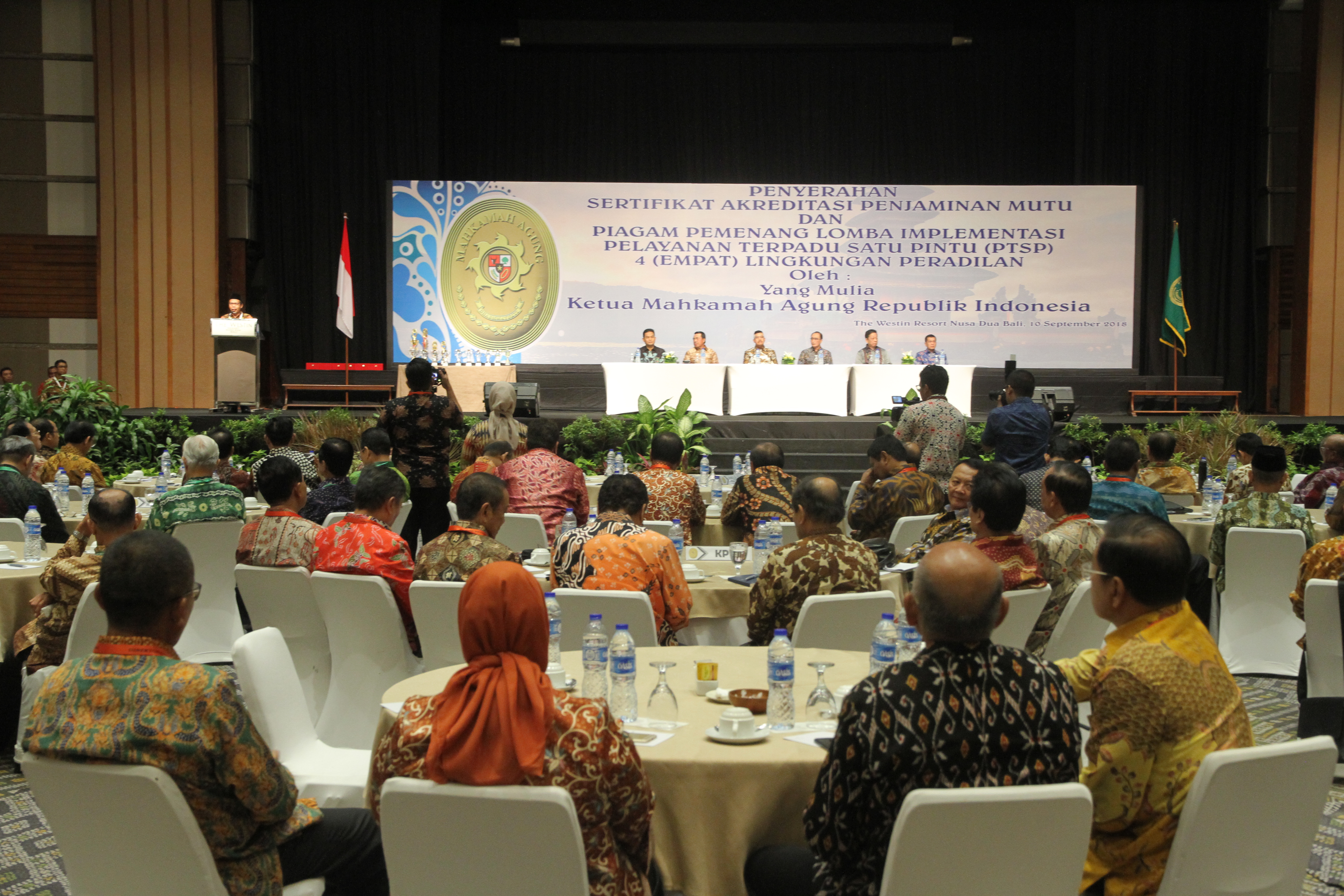 KETUA MA SERAHKAN SERTIFIKAT AKREDITASI DAN PIAGAM LOMBA PTSP