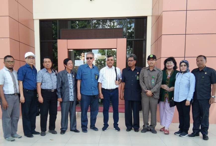 KETUA MA SERAHKAN LANGSUNG BANTUAN KEPADA KORBAN BENCANA PALU DAN DONGGALA