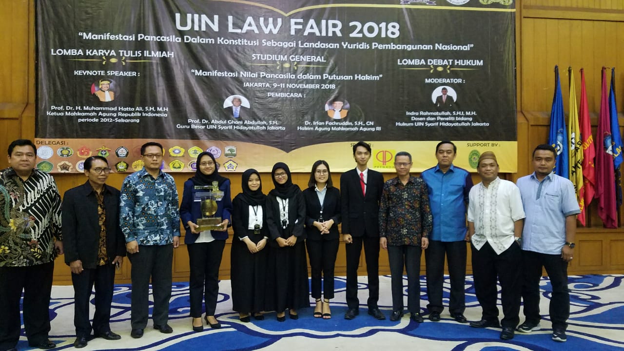 JUARA UMUM UIN LAW FAIR 2018, UNIVERSITAS AIRLANGGA RAIH PIALA BERGILIR KETUA MAHKAMAH AGUNG