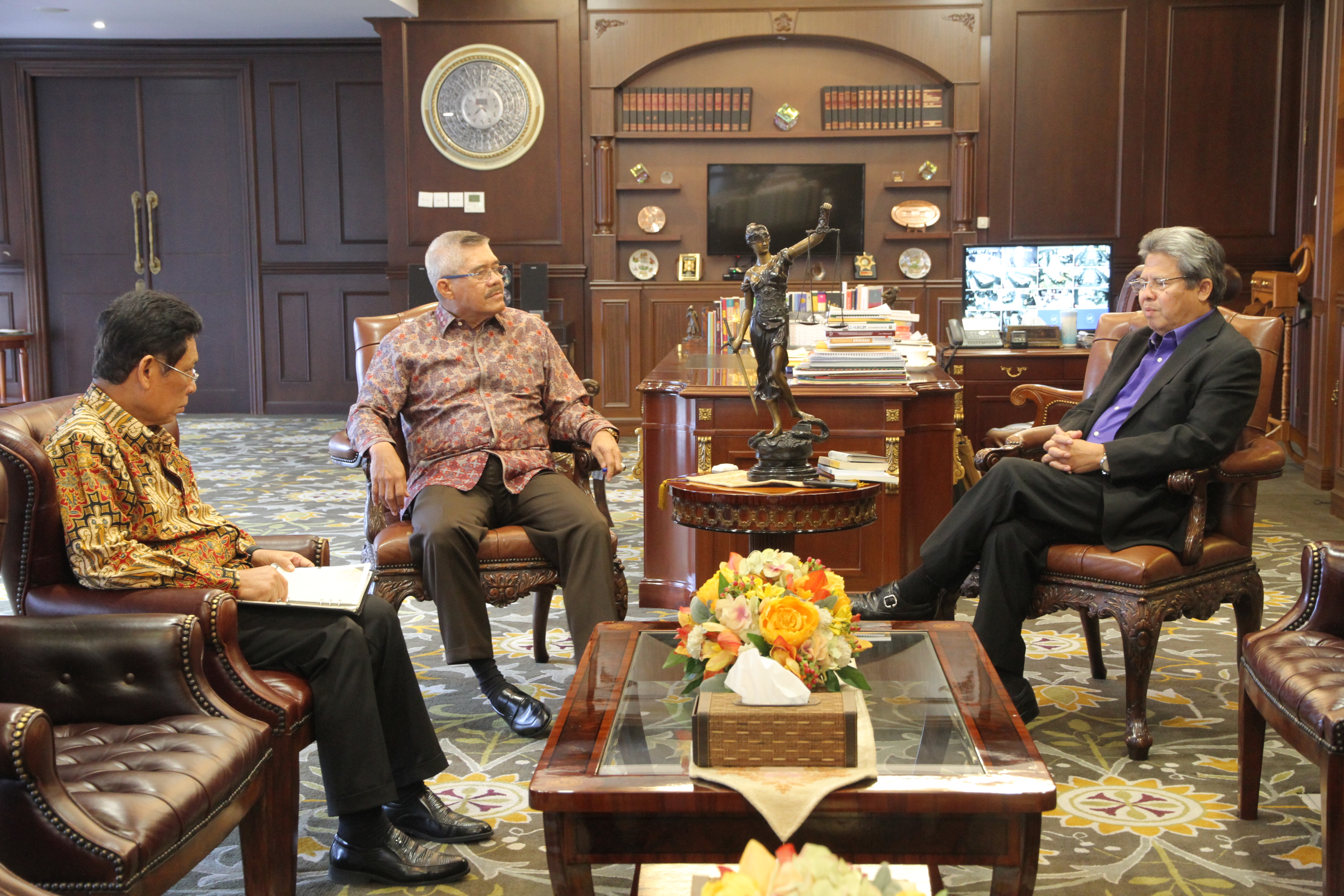CHIEF JUSTICE HOSTS A COURTESY CALL WITH INDONESIAN AMBASSADOR TO NORWAY AND ICELAND