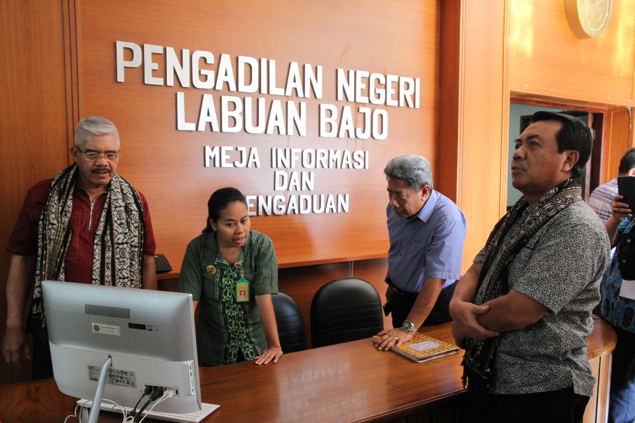 KETUA MAHKAMAH AGUNG MENINJAU PENGADILAN NEGERI DAN PENGADILAN AGAMA LABUAN BAJO