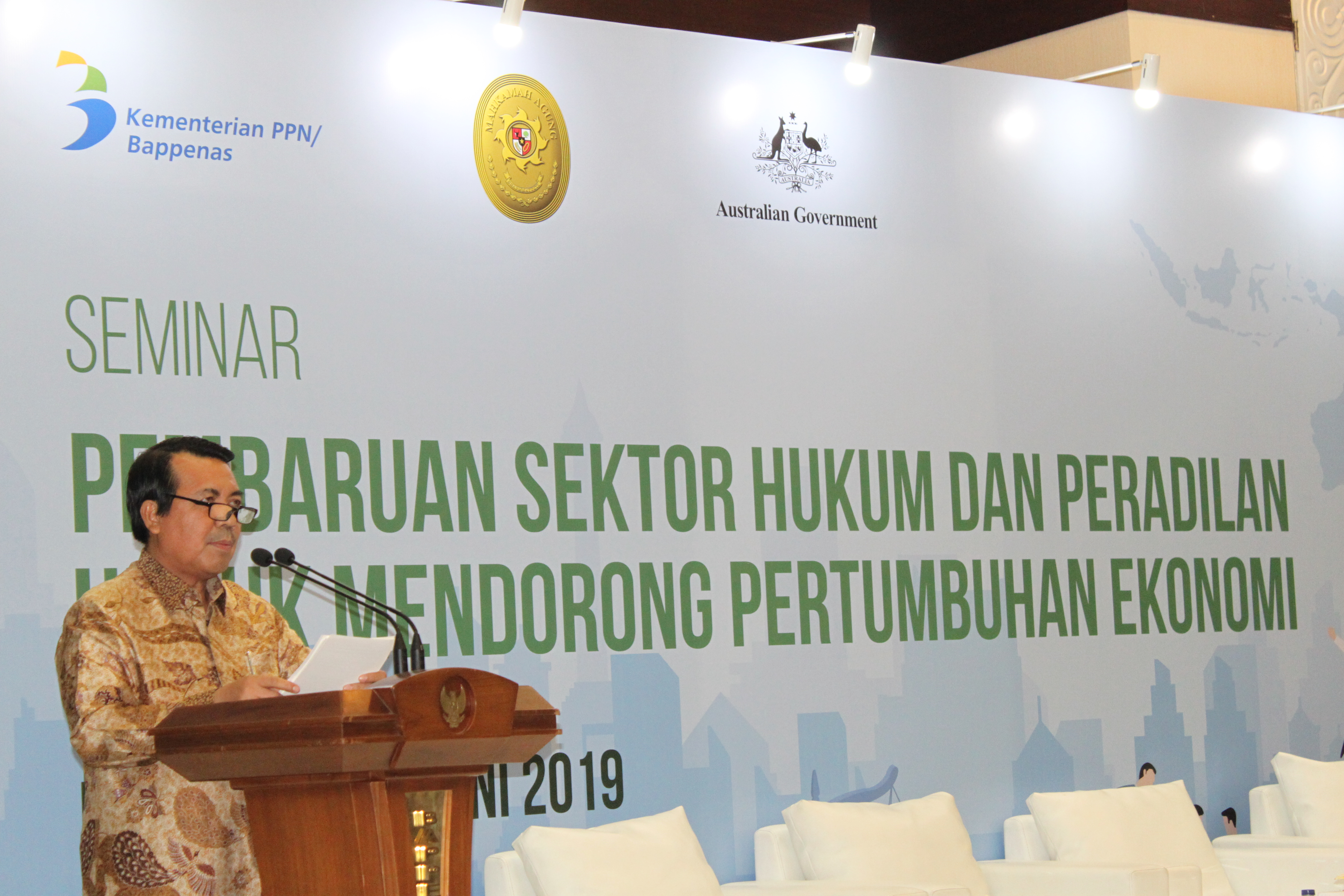 WKMA BIDANG YUDISIAL SAMPAIKAN SAMBUTAN DALAM PEMBUKAAN SEMINAR PEMBARUAN SEKTOR HUKUM DAN PERADILAN UNTUK MENDORONG PERTUMBUHAN EKONOMI