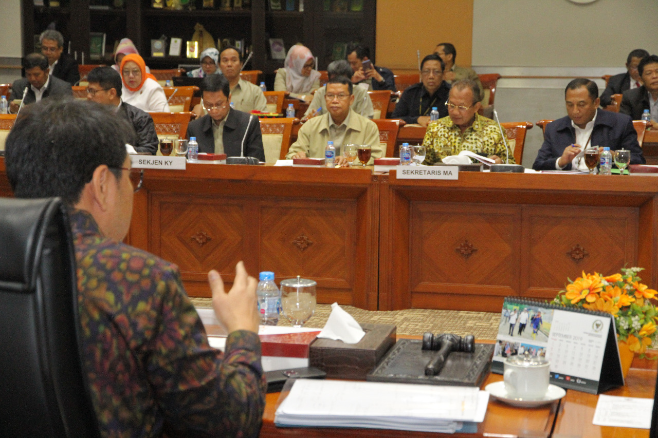 SEKRETARIS MAHKAMAH AGUNG HADIRI RAPAT DENGAR PENDAPAT DENGAN KOMISI III DPR RI