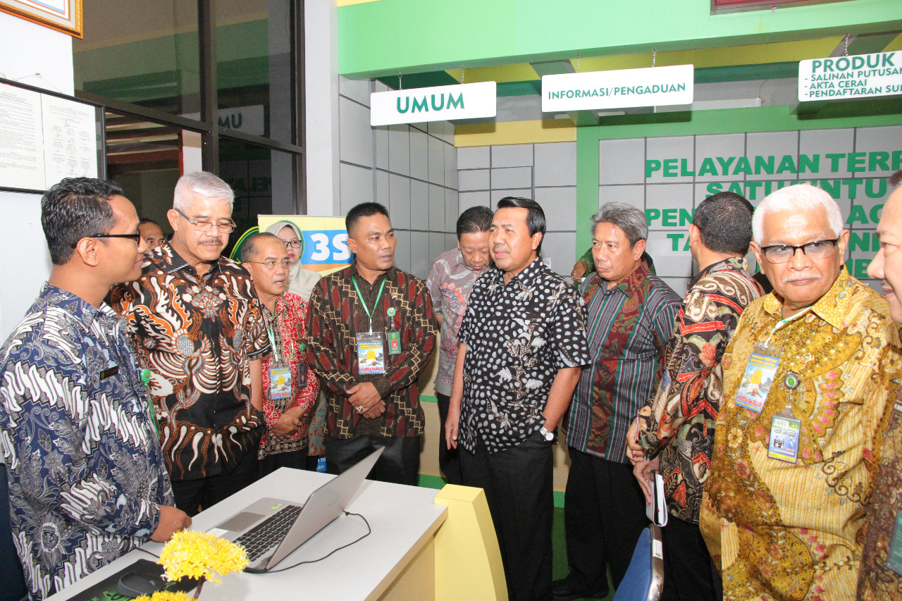 KETUA MAHKAMAH AGUNG TINJAU PENGADILAN NEGERI DAN PENGADILAN AGAMA TANJUNG PANDAN