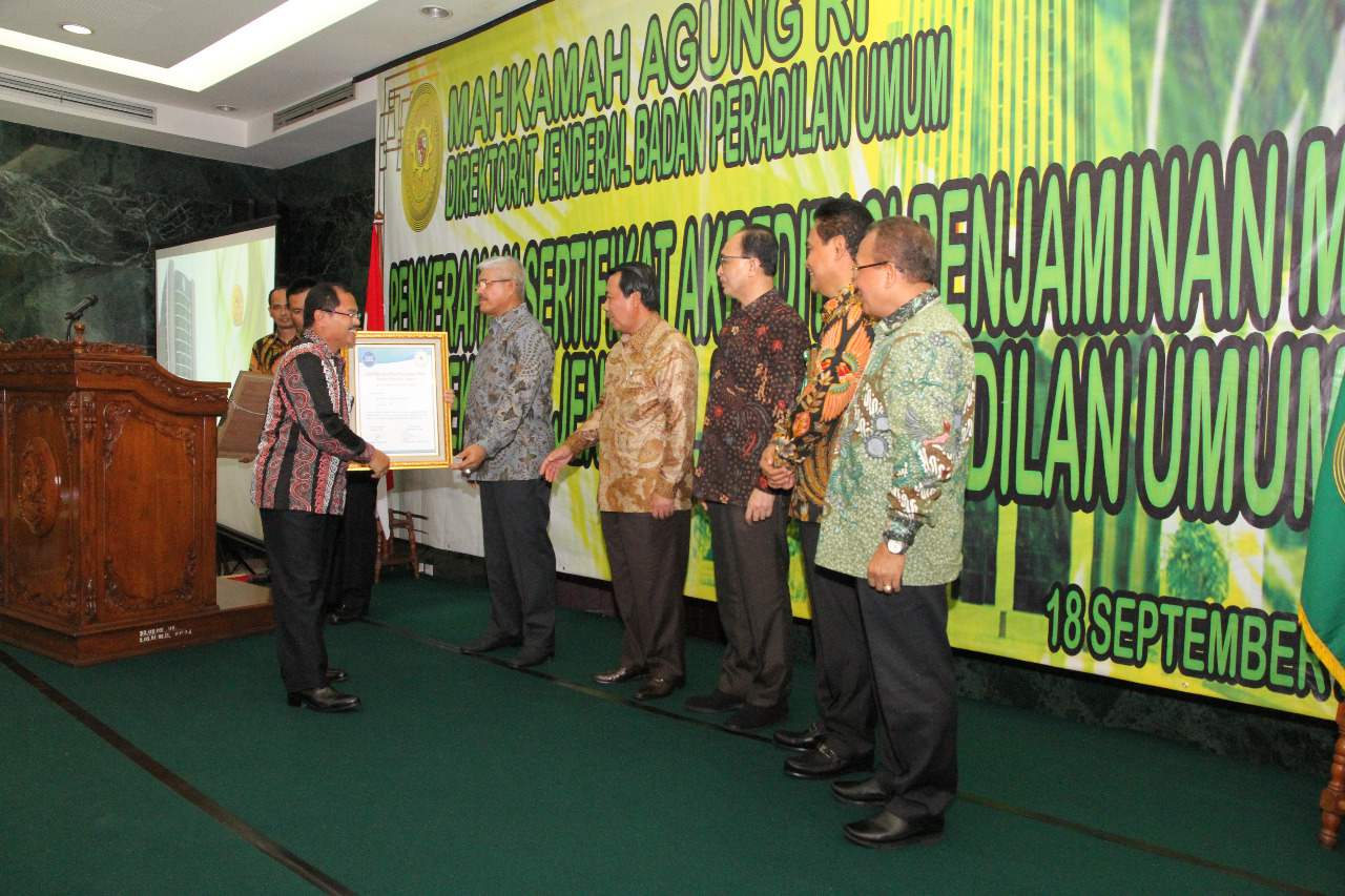 KETUA MAHKAMAH AGUNG MENYERAHKAN SERTIFIKAT AKREDITASI PENJAMINAN MUTU KEPADA 26 PENGADILAN NEGERI