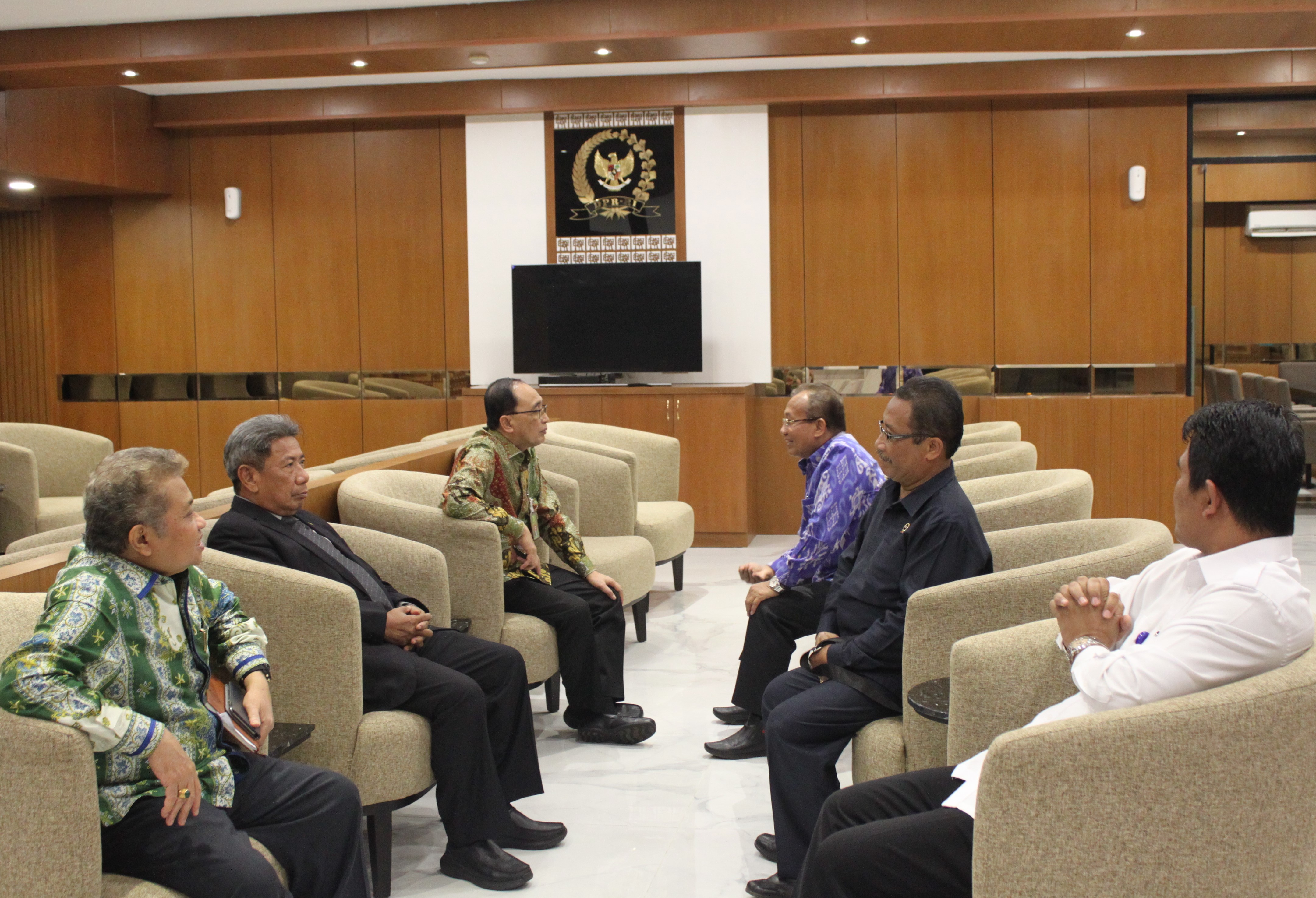 Wakil Ketua MA Bidang Non Yudisial Hadiri Peluncuran Buku Selayang Pandang Komisi III DPR RI Periode 2014-2019