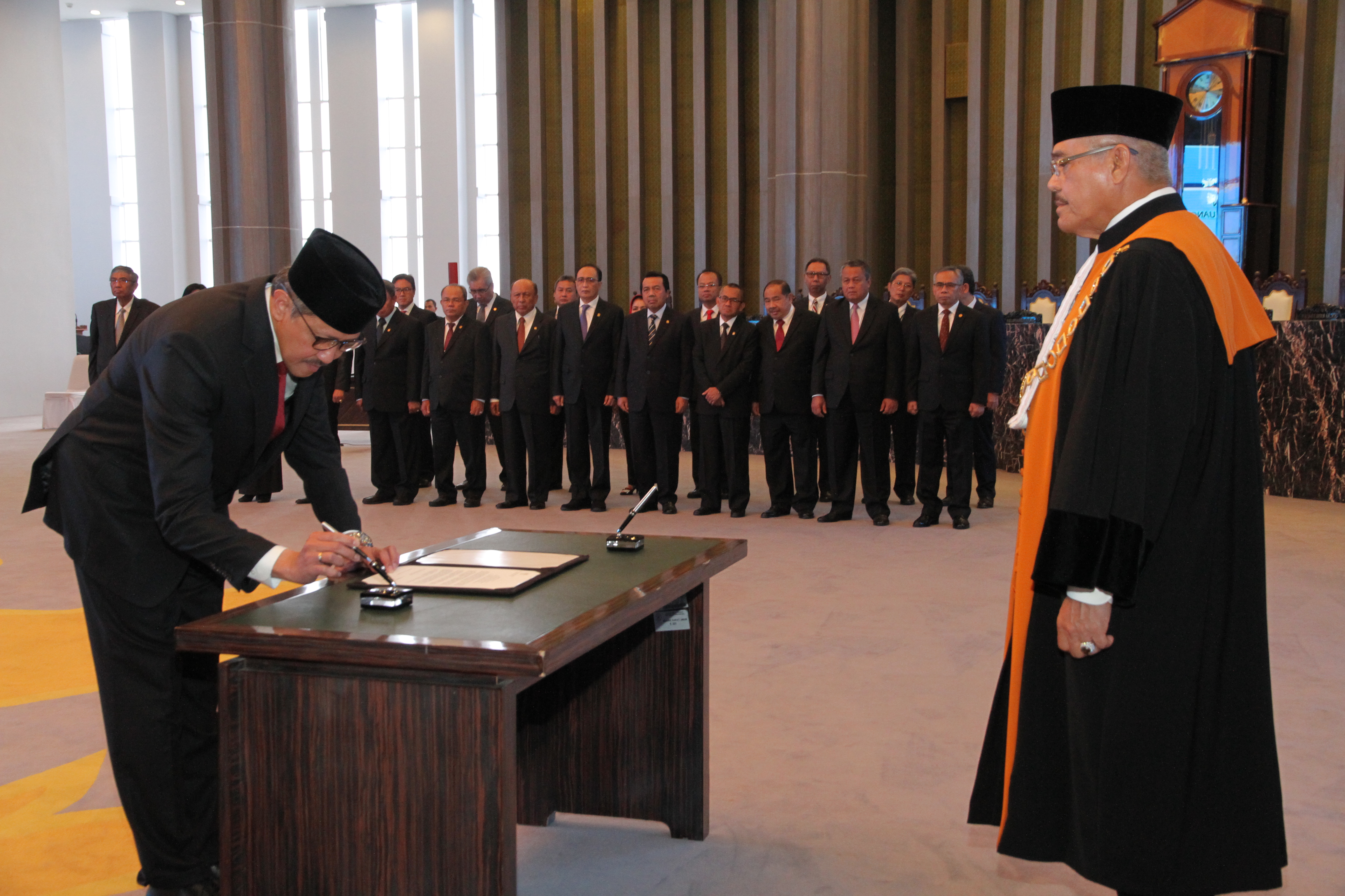 ANGGOTA DEWAN KOMISIONER OJK UCAP SUMPAH JABATAN DI HADAPAN KETUA MA