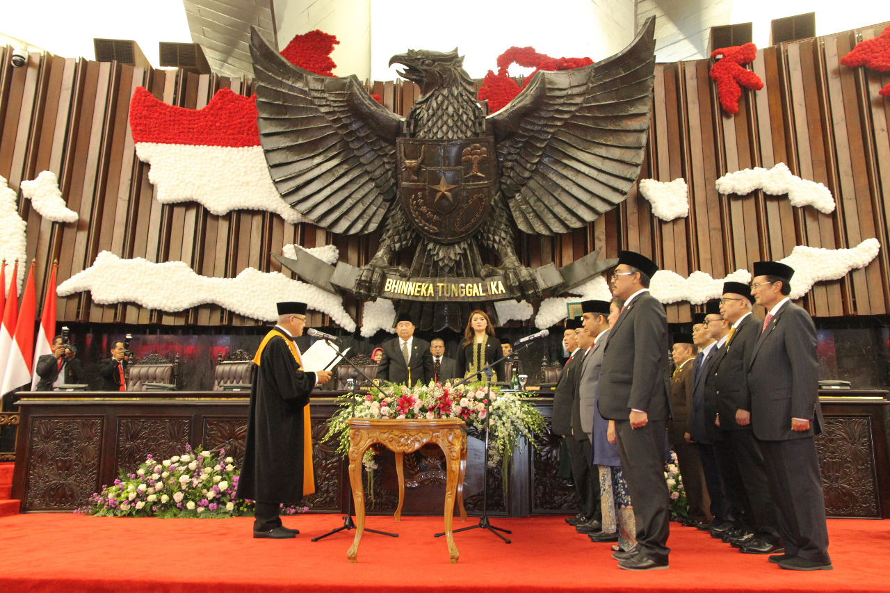 KETUA MAHKAMAH AGUNG MEMANDU SUMPAH PIMPINAN MAJELIS PERMUSYAWARATAN RAKYAT PERIODE 2019 – 2024