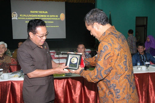 PENGADILAN UNTUK SEMUA