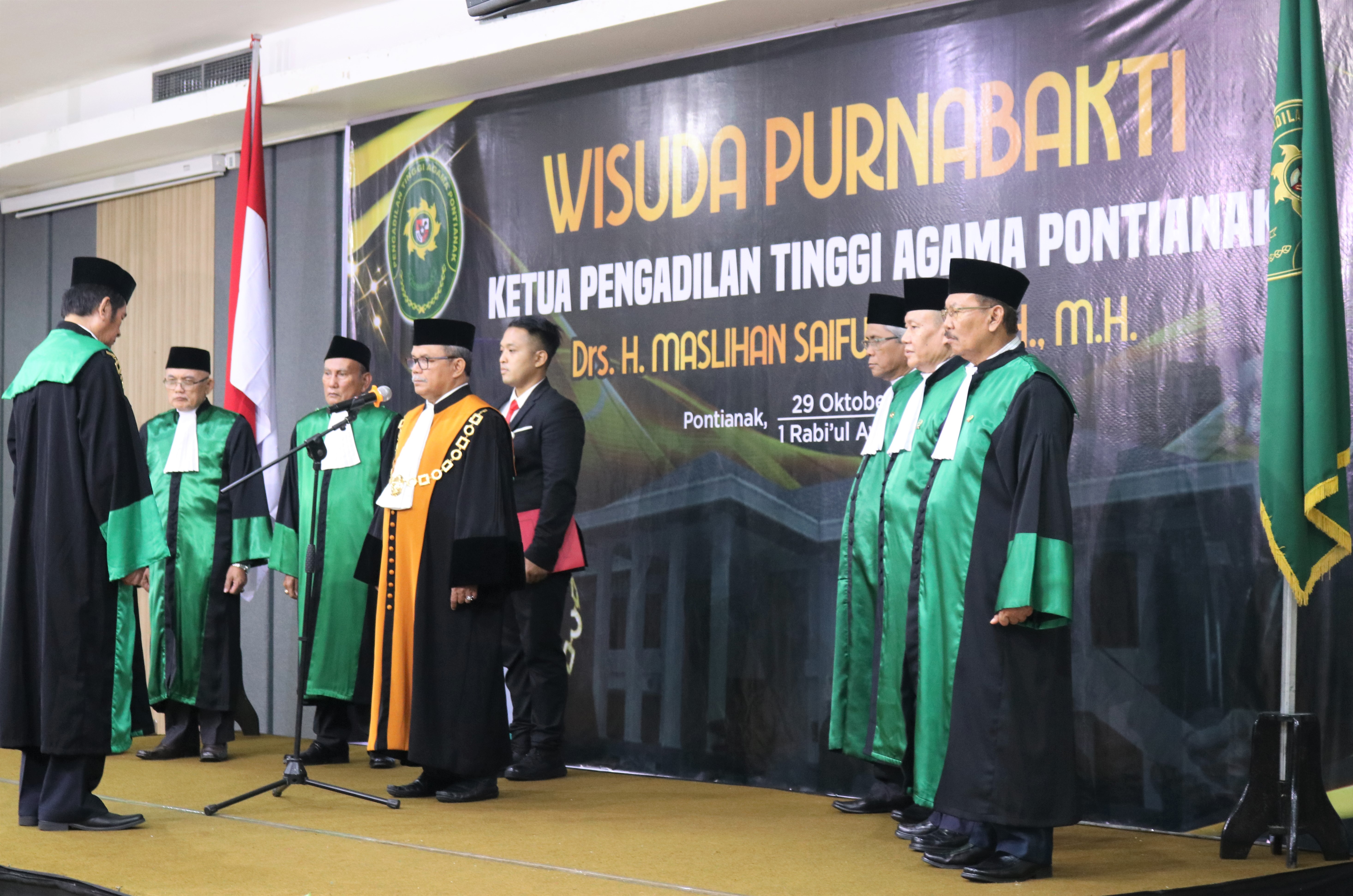 KETUA KAMAR AGAMA MAHKAMAH AGUNG PIMPIN WISUDA PURNABAKTI KETUA PENGADILAN TINGGI AGAMA PONTIANAK