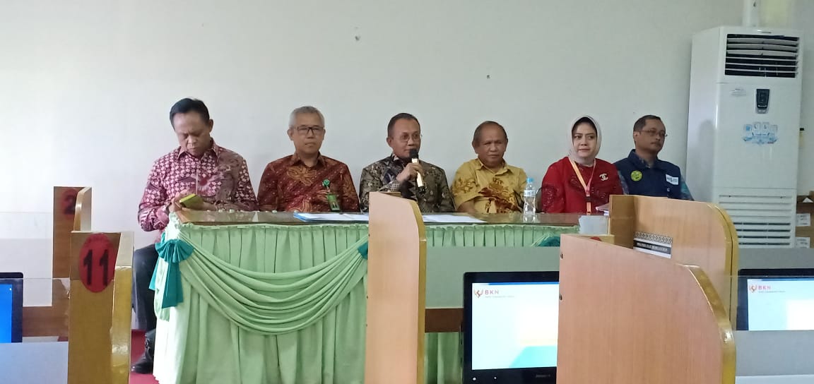 SEKRETARIS MAHKAMAH AGUNG TINJAU PELAKSANAAN TEST CPNS WILAYAH MAKASSAR