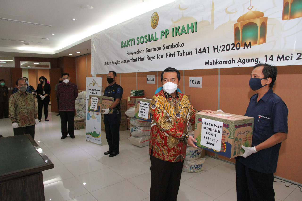 PENGURUS PUSAT IKAHI DAN DHARMAYUKTI KARINI ADAKAN BAKTI SOSIAL SAMBUT IDUL FITRI