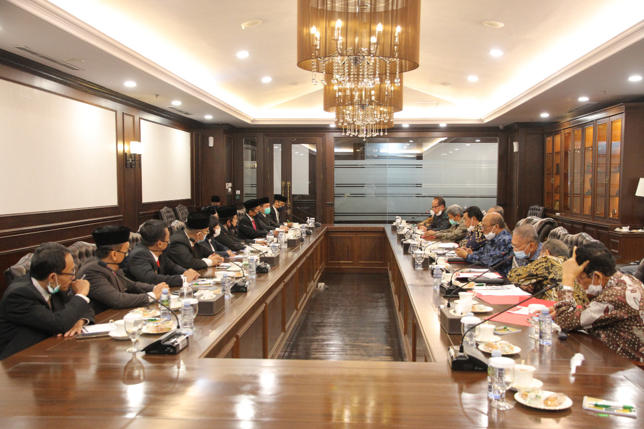 CHIEF JUSTICE HOSTED CHAIRMAN OF THE ELECTION ORGANIZATION ETHICS COUNCIL (DKPP)