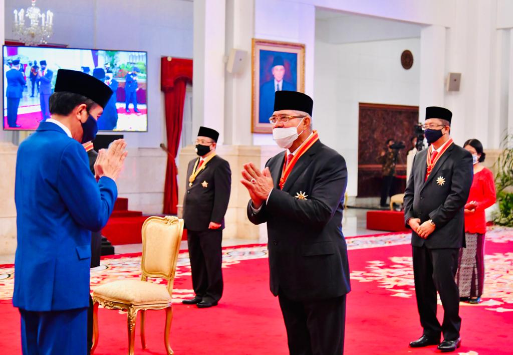 PROF. DR. M. HATTA ALI, SH., MH RECEIVES HONORS BINTANG MAHAPUTRA FROM PRESIDENT OF THE REPUBLIC OF INDONESIA