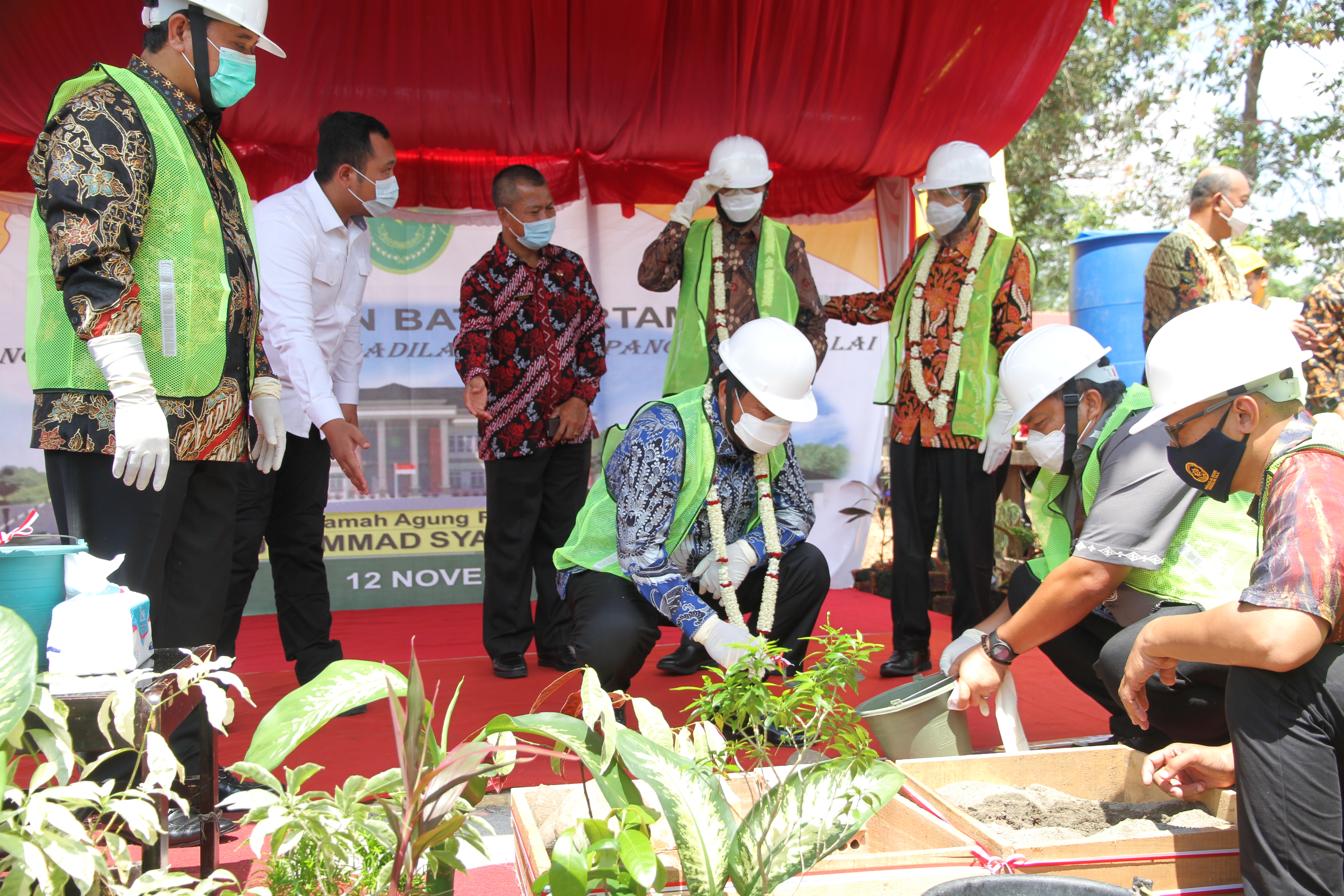 PELETAKAN BATU PERTAMA PENGADILAN NEGERI PANGKALAN BALAI OLEH KETUA MAHKAMAH AGUNG