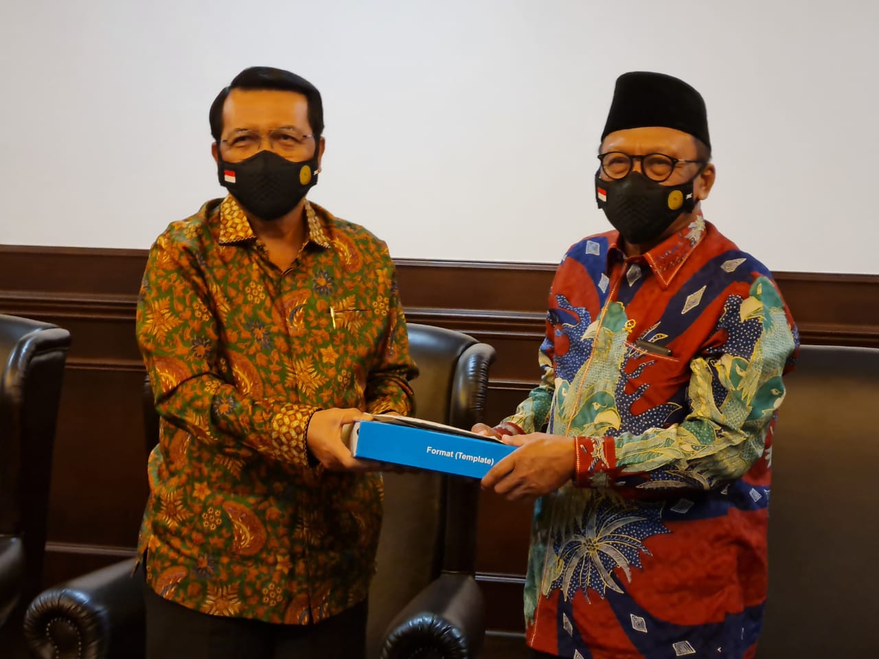 KETUA MAHKAMAH AGUNG TERIMA PENYERAHANAN PEDOMAN TEMPLATE PUTUSAN KAMAR TATA USAHA NEGARA